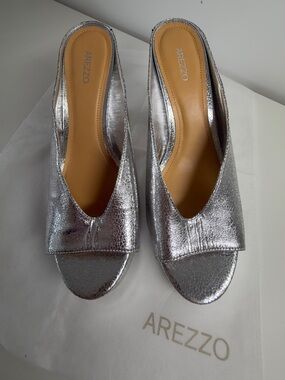 Arezzo Crackled Silver Platform Mule Heels Size 9